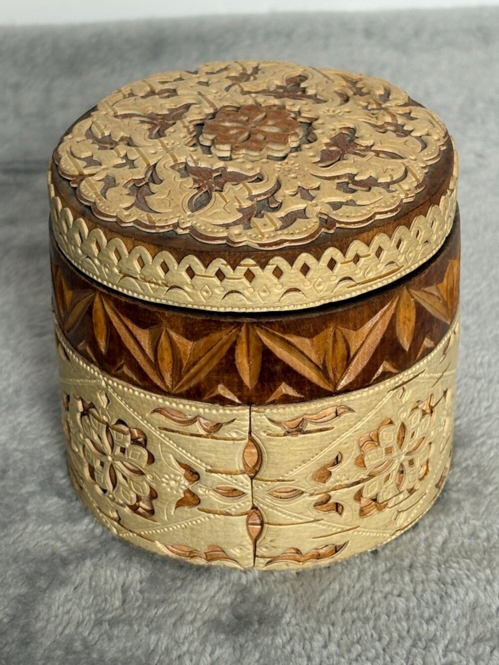 Carved Birch Bark Overlay Wood Trinket Box Round Floral Lidded Folk Art Beresta?